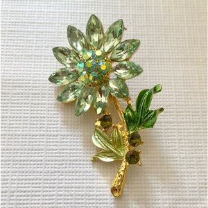 Gold Tone Flower Brooch Pin.